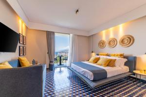 ein Hotelzimmer mit einem Bett und einem großen Fenster in der Unterkunft Gargiulo Resort in Sant'Agnello