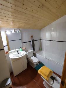 y baño con aseo, lavabo y bañera. en Casa Rural Los Riscos de Gredos, en Hoyos de Miguel Muñoz