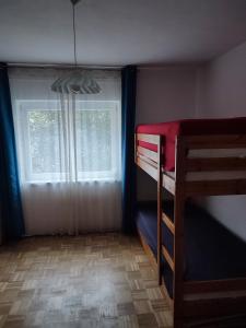ein Schlafzimmer mit einem Fenster und einem Etagenbett in der Unterkunft Apartment Salve & Sonne in Hopfgarten im Brixental