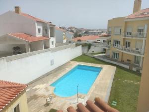 - une vue sur la piscine située dans un bâtiment dans l'établissement Ericeira Seaside Escape, à Ericeira