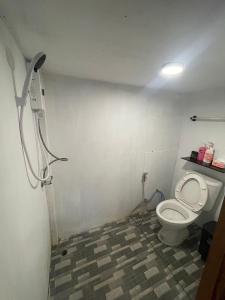 Ban Don KlangにあるBaanraipoonwana Baanboonmakのバスルーム(トイレ、シャワー付)