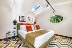 een slaapkamer met een groot bed en een raam bij Gargiulo Resort in Sant'Agnello