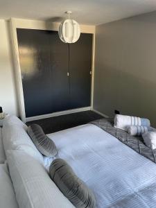 Cama ou camas em um quarto em Lovely 2 bedroom Apartment with Free Parking