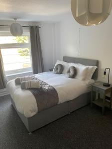 1 dormitorio con 1 cama grande y ventana en Lovely 2 bedroom Apartment with Free Parking en Borrowash
