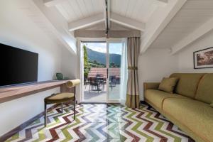 a living room with a couch and a television at Gargiulo Resort in Sant'Agnello