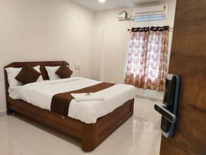 Postel nebo postele na pokoji v ubytování HOTEL VIRAT GRAND