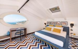 聖安吉洛的住宿－Gargiulo Resort，一间卧室设有一张大床和一个窗户。