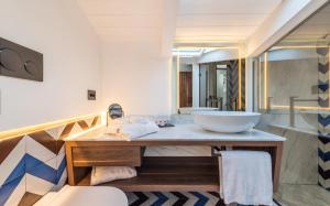 a bathroom with a sink and a tub at Gargiulo Resort in Sant'Agnello +136 photos
