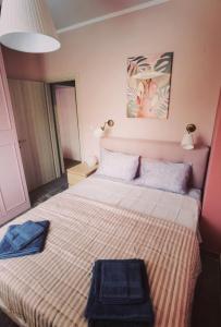 Postel nebo postele na pokoji v ubytování Elpida Suites