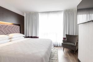 Letto o letti in una camera di Four Points by Sheraton Lévis Convention Centre