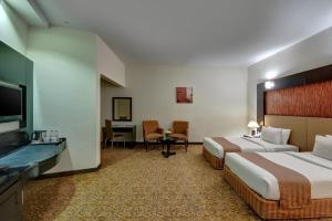 TV a/nebo společenská místnost v ubytování Aryana Hotel