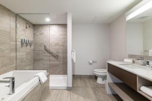 Bagno di Four Points by Sheraton Lévis Convention Centre
