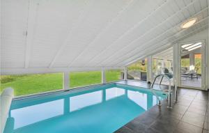 スナーヴィグにある3 Bedroom Stunning Home In Ringkbingの白い天井の家のスイミングプール