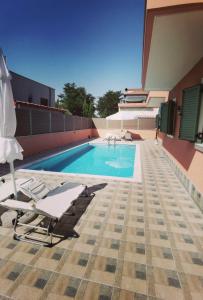 Bazén v ubytování Elpida Suites nebo v jeho okolí