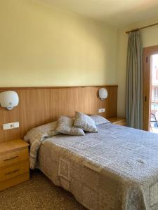 Posteľ alebo postele v izbe v ubytovaní Hostal Alt Llobregat