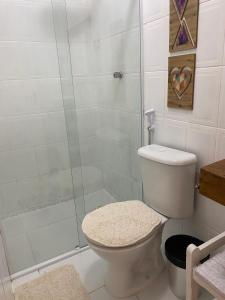 ein Bad mit einem WC und einer Dusche in der Unterkunft Bosque Toque Toque - Pousada B&B in São Sebastião