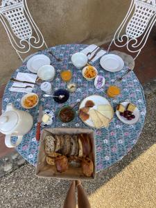 uma mesa com pratos de comida em cima em Manoir du Bouyssou em Cintegabelle