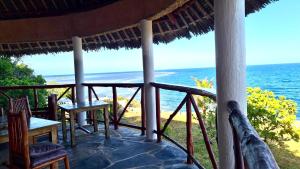 porche con sillas y vistas al océano en Room in Villa - 38m2 Turtle Suite in a 560 m2 Villa, Indian Ocean View en Shimoni