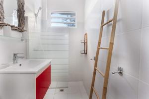Koupelna v ubytování Studio Corail suspendu au dessus de la mer + 7 fotografií