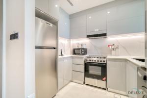 Kuchyň nebo kuchyňský kout v ubytování Slick 1BR at Binghatti Creek Al Jadaf by Deluxe Holiday Homes