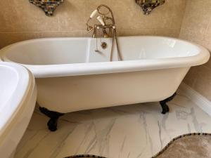 een badkamer met een wit bad en een wastafel bij Fulwood House in Grimsargh +22 foto's