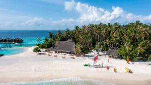 - une vue aérienne sur une plage dans l'établissement Fihalhohi Maldives, à Atoll Malé Sud