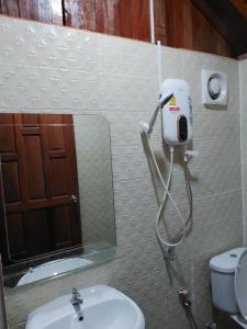 een badkamer met een toilet, een wastafel en een spiegel bij กอบสุข รีสอร์ท 2 k11 in Ban Ton Liang