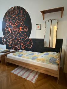 um quarto com uma cama com um quadro na parede em Kaleidoszkóp Ház Hostel em Esztergom