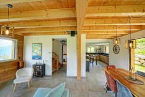jadalnia i salon z drewnianym sufitem w obiekcie Magnifique Chalet neuf 8 pers, 800 m télécabine Princesse Megeve w mieście Combloux