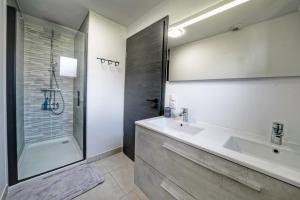 łazienka z umywalką i prysznicem w obiekcie Magnifique Chalet neuf 8 pers, 800 m télécabine Princesse Megeve w mieście Combloux +16 zdjęć