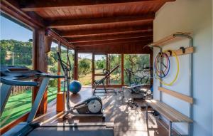 - une salle de sport avec plusieurs appareils d'exercice dans l'établissement Nice Home In San Giovanni With Kitchen, à Montefiore dellʼAso