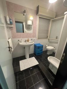 bagno con lavandino e servizi igienici di Casa vacanze a Scoglitti