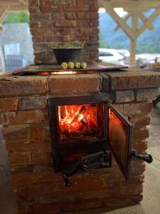 een bakstenen oven met een vuur erin bij Casa Tudor in Padis