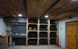 einen Weinkeller mit einer Wand aus Weinflaschen in der Unterkunft Domek na Winnicy Zagrabie in Rybna