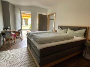 1 dormitorio con 1 cama, mesa y sillas en Ferienwohnungen und Ferienzimmer Haus Waldblick Trusetal, en Brotterode