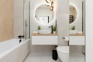 Vonios kambarys apgyvendinimo įstaigoje Apartament Jutrzenki Wlochy by Renters
