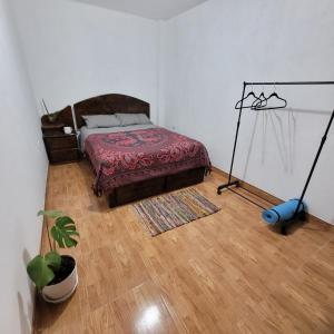 Un dormitorio con una cama y una lámpara. en Apartment with amazing view, en Huancayo