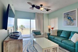 een woonkamer met een bank en een tafel bij Tidewater orange Beach 209 in Orange Beach