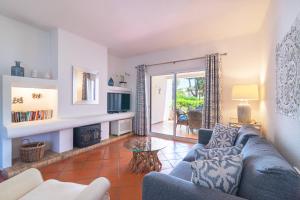 Una sala de estar con un sofá y una chimenea. en The Old Village, Prestige and Solar by Village 4U, en Vilamoura