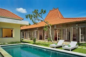 ein Bild einer Villa mit Swimmingpool in der Unterkunft Selog Villa 2 in Seminyak