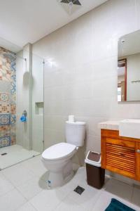 Ένα μπάνιο στο Chic Style 2BR Home with Pool in Ungasan