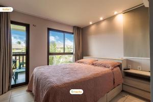 une chambre avec un lit et une grande fenêtre dans l'établissement Bungalow face jardin au VG Sun Cumbuco par Tactu, à Paracumbuca 47 autres photos