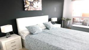 una camera con un letto bianco e due lampade di Top Cocoon Powered by SolymarCalma a Costa Calma