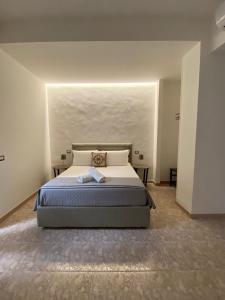 เตียงในห้องที่ Naxos Home Holiday