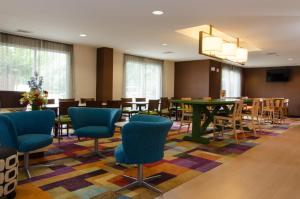 una sala de conferencias con una mesa y sillas en Fairfield Inn Hartsville, en Hartsville