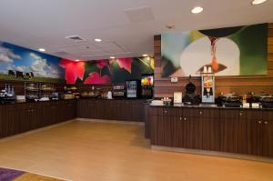 een fastfoodrestaurant met een bar in een kamer bij Fairfield Inn Hartsville in Hartsville