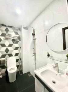 La salle de bains est pourvue d'un lavabo, de toilettes et d'un miroir. dans l'établissement Duplex Penthouse at Ridzuan Condo Bandar Sunway, à Petaling Jaya