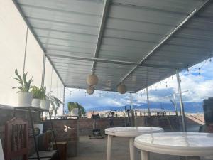 een patio met 2 tafels en uitzicht op de oceaan bij Depa. Acogedor centro histórico in Ayacucho