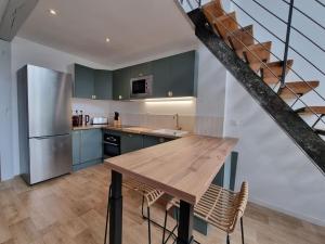Kuchyň nebo kuchyňský kout v ubytování Superbe duplex La Verrière chic, cosy et spacieux + 12 fotografií