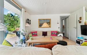 sala de estar con sofá y mesa en Burgundia, en Bedegård